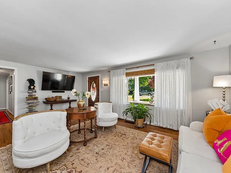 121 Elmlinger Dr — Photo 4