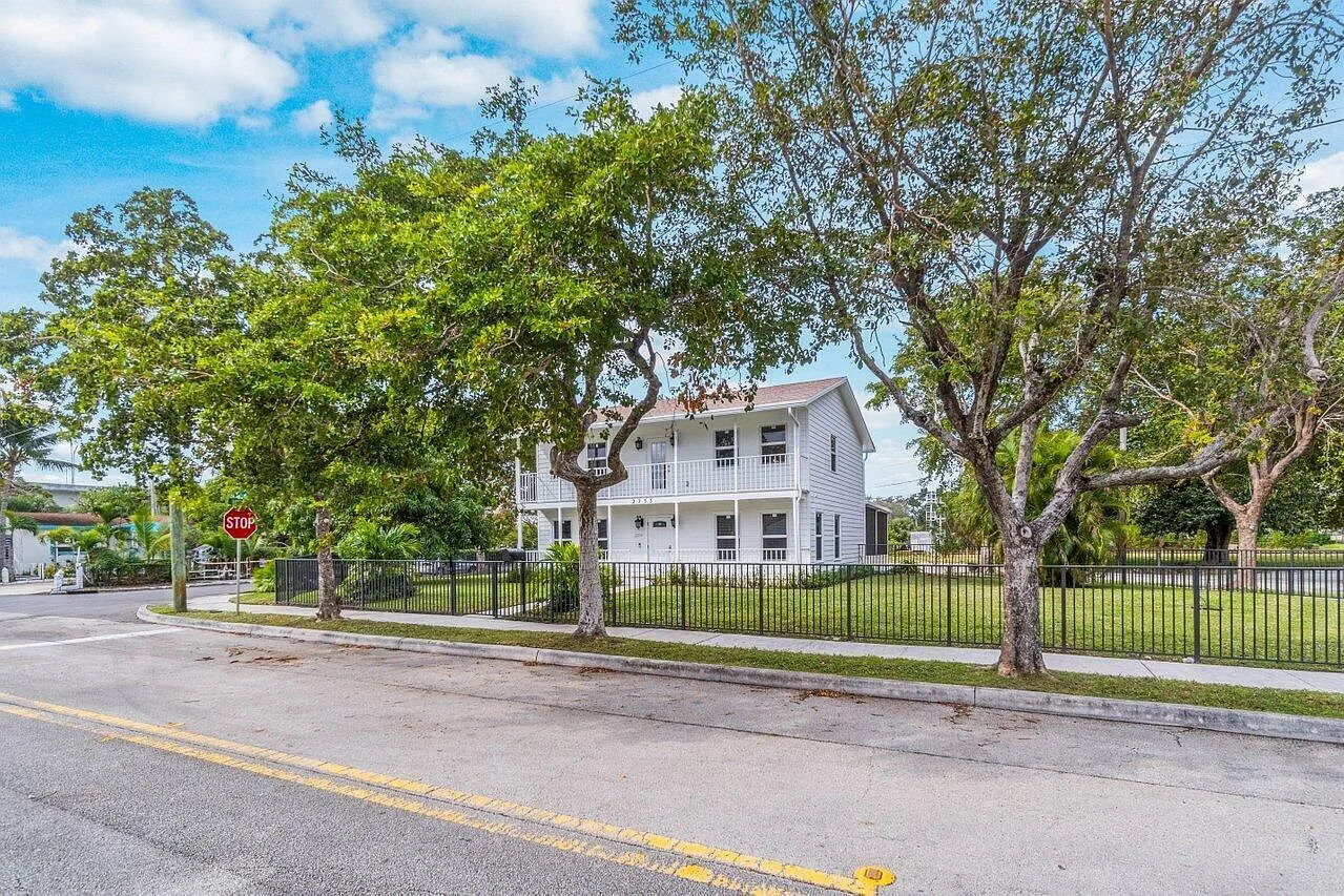 4 bed, 3.0 bath, 1926 sqft, $5,300 — Photo 4