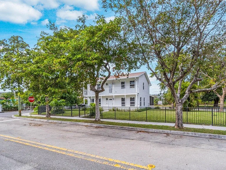 2233 Dock St — Photo 4