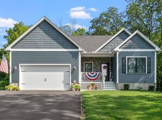 28 Spring St, Petersham, MA 01366