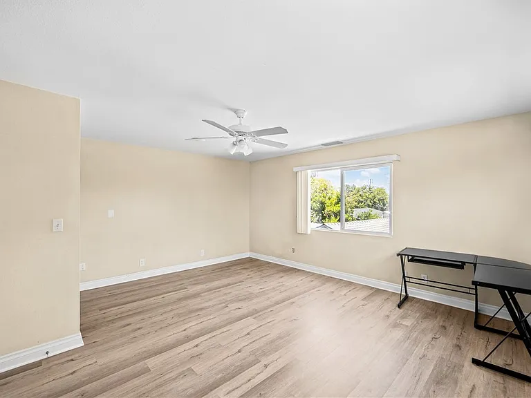 542 N Waverly St — Photo 41
