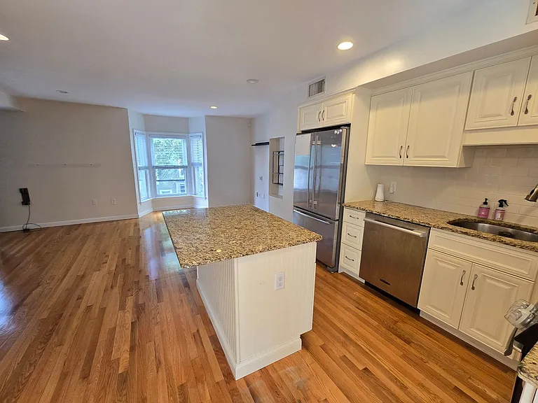314 W 4th St #3 — Photo 1