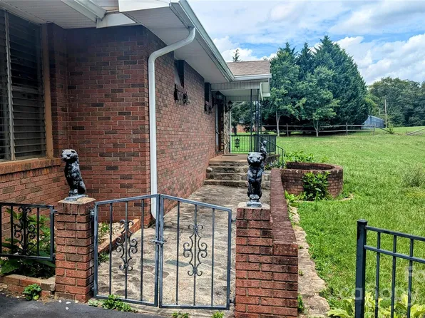 4011 25th St NE, Hickory, NC 28601