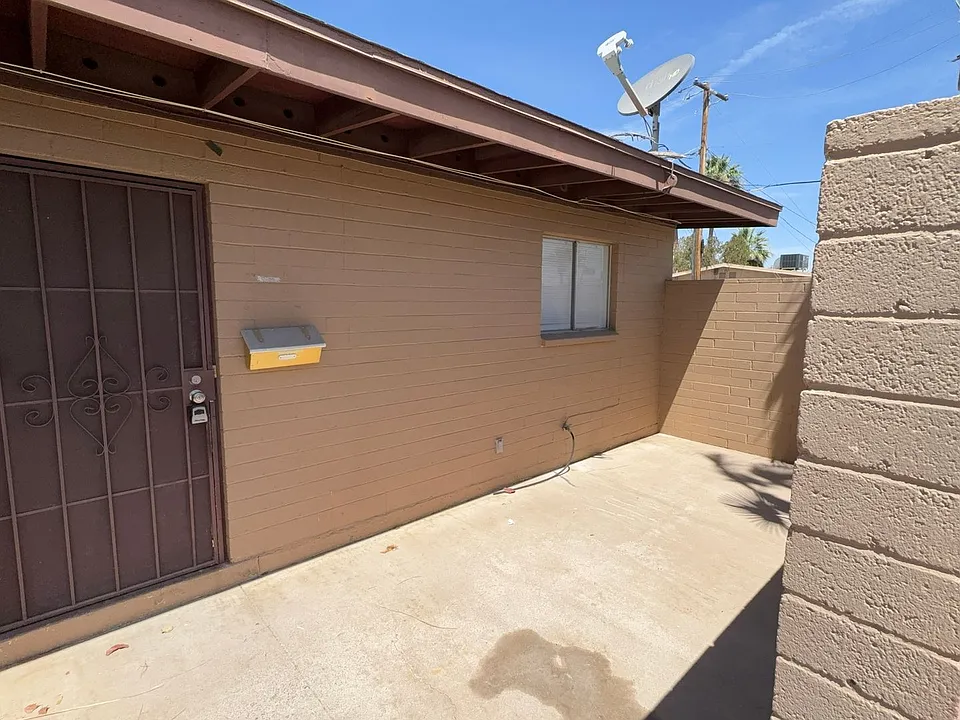 1000 W Flint St