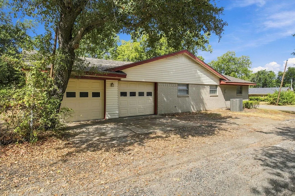 4 bed, 2.0 bath, 2317 sqft, $2,175 — Photo 4