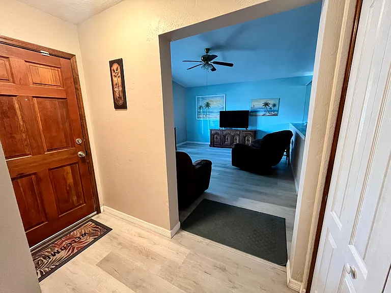 714 Kristina Ct #1B — Photo 6