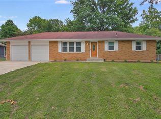 705 SW Maple Ln, Oak Grove, MO 64075