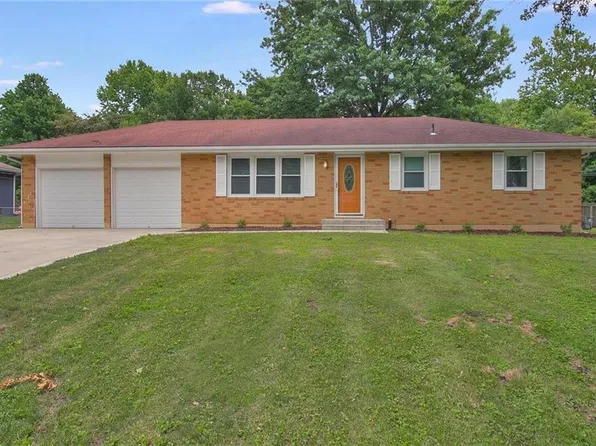 705 SW Maple Ln, Oak Grove, MO 64075