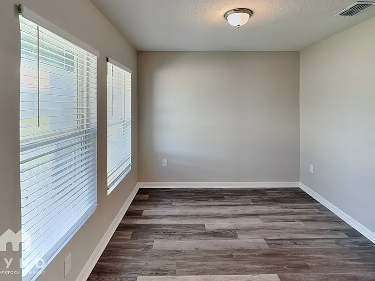 320 Daffodil Ln — Photo 9