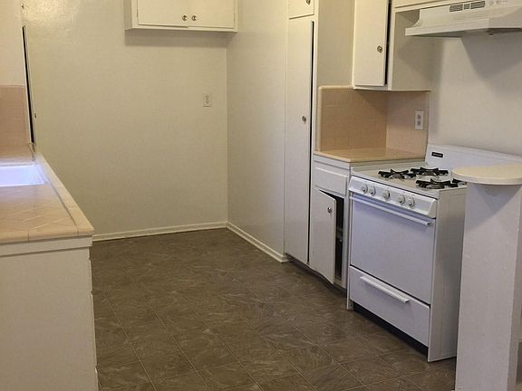 2nd image of 233 W Queen St