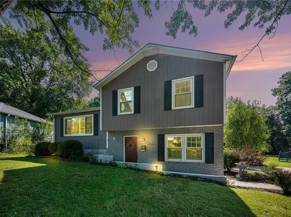 8819 Grandview St, Overland Park, KS 66212