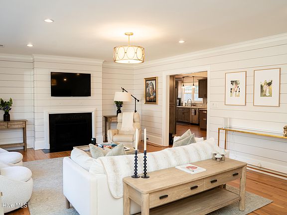 3rd image of 309 Stradleigh Road