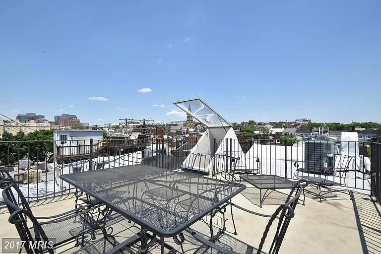 Rooftop deck furniture included!