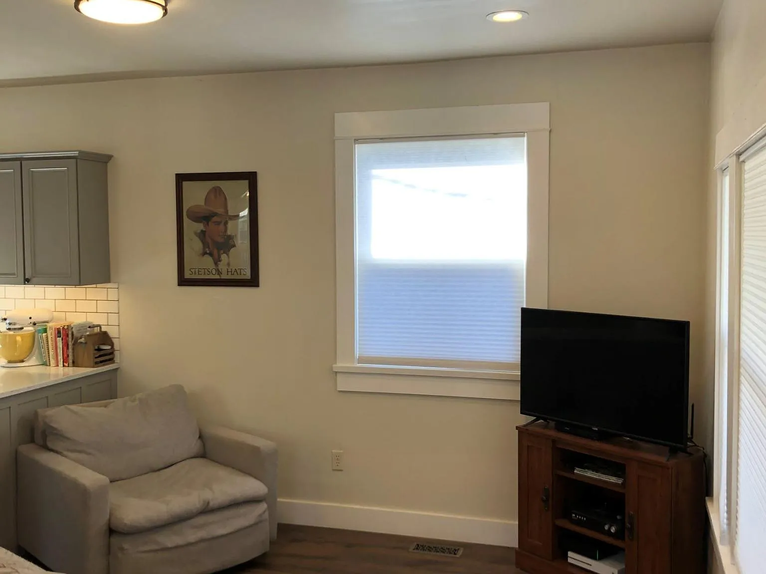 3 bed, 1280 sqft, $2,300 — Photo 4