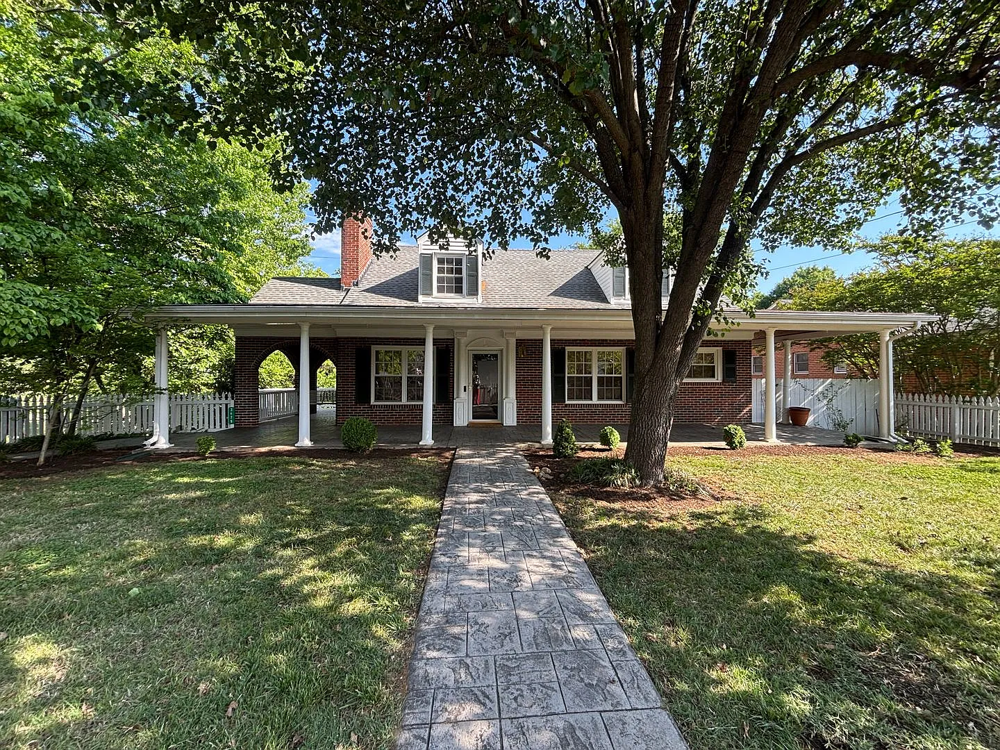 4 bedroom Roanoke County - Hidden Valley Schools — Photo 1