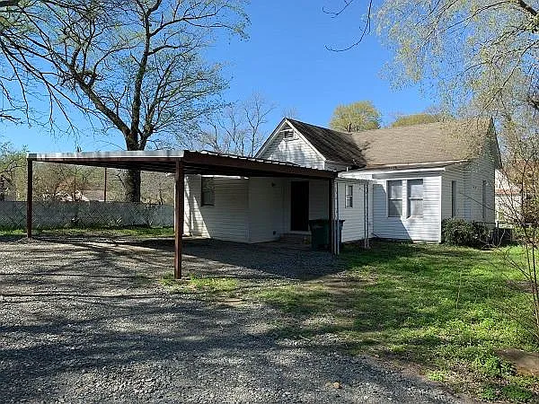 1004 E Houston St — Photo 12