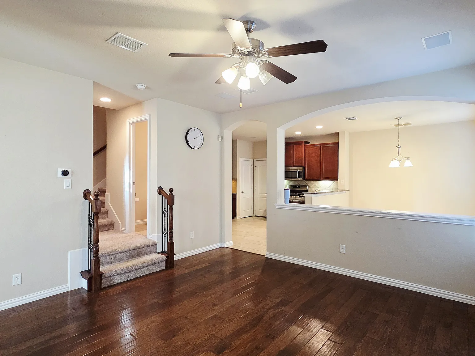 3 bed, 2.5 bath, 1894 sqft, $2,650 — Photo 2
