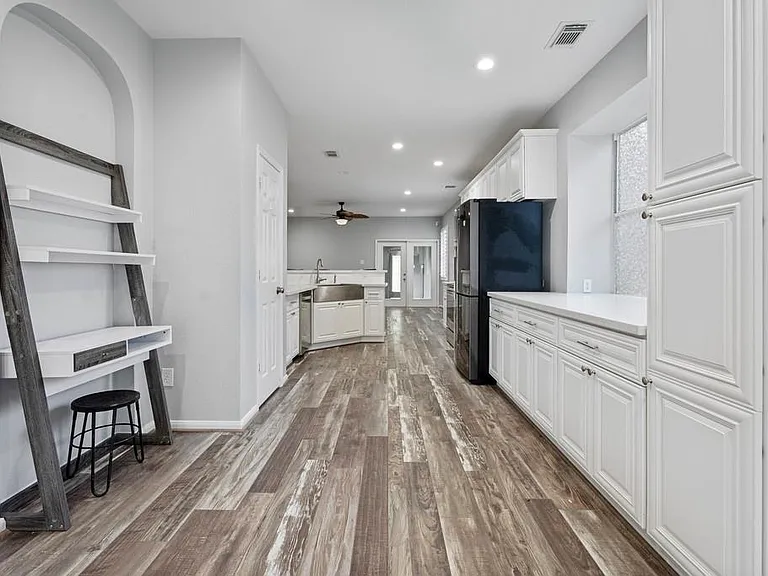 421 Livingstone Ln — Photo 7