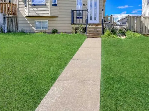 9334 Lakeland Dr #B, Grande Prairie, AB T8X 1S6