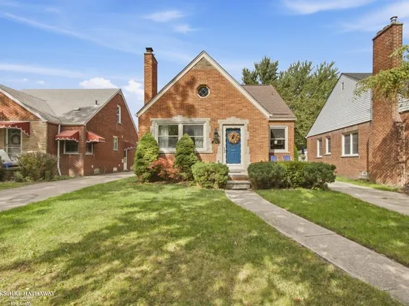 1790 Kenmore Dr, Grosse Pointe Woods, MI 48236