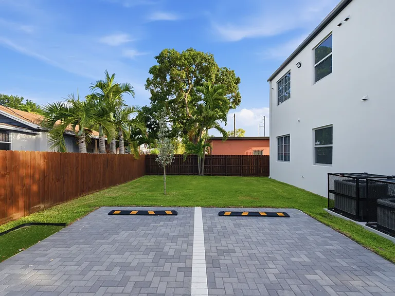 1290 NW 25th St — Photo 3
