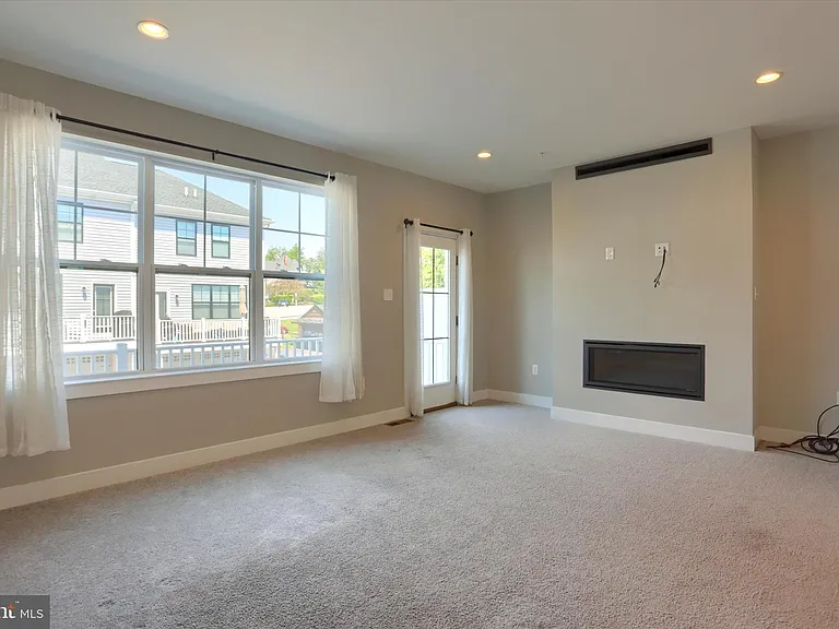320 Walnut St — Photo 10