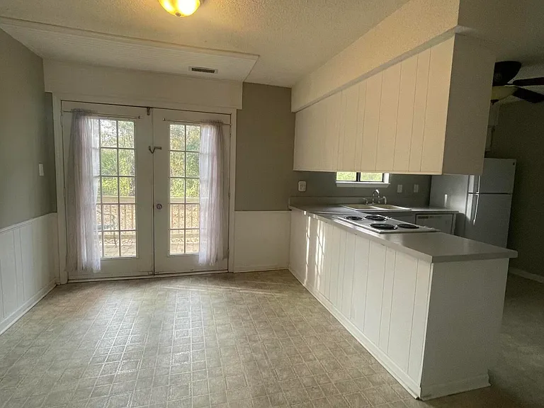 1002 Stillwood Cir — Photo 11