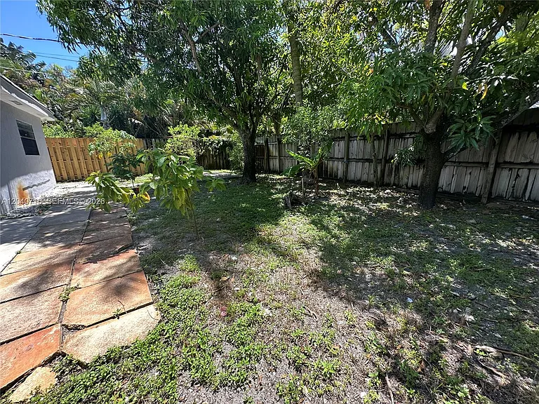 1645 NW 6th Ave #W — Photo 13