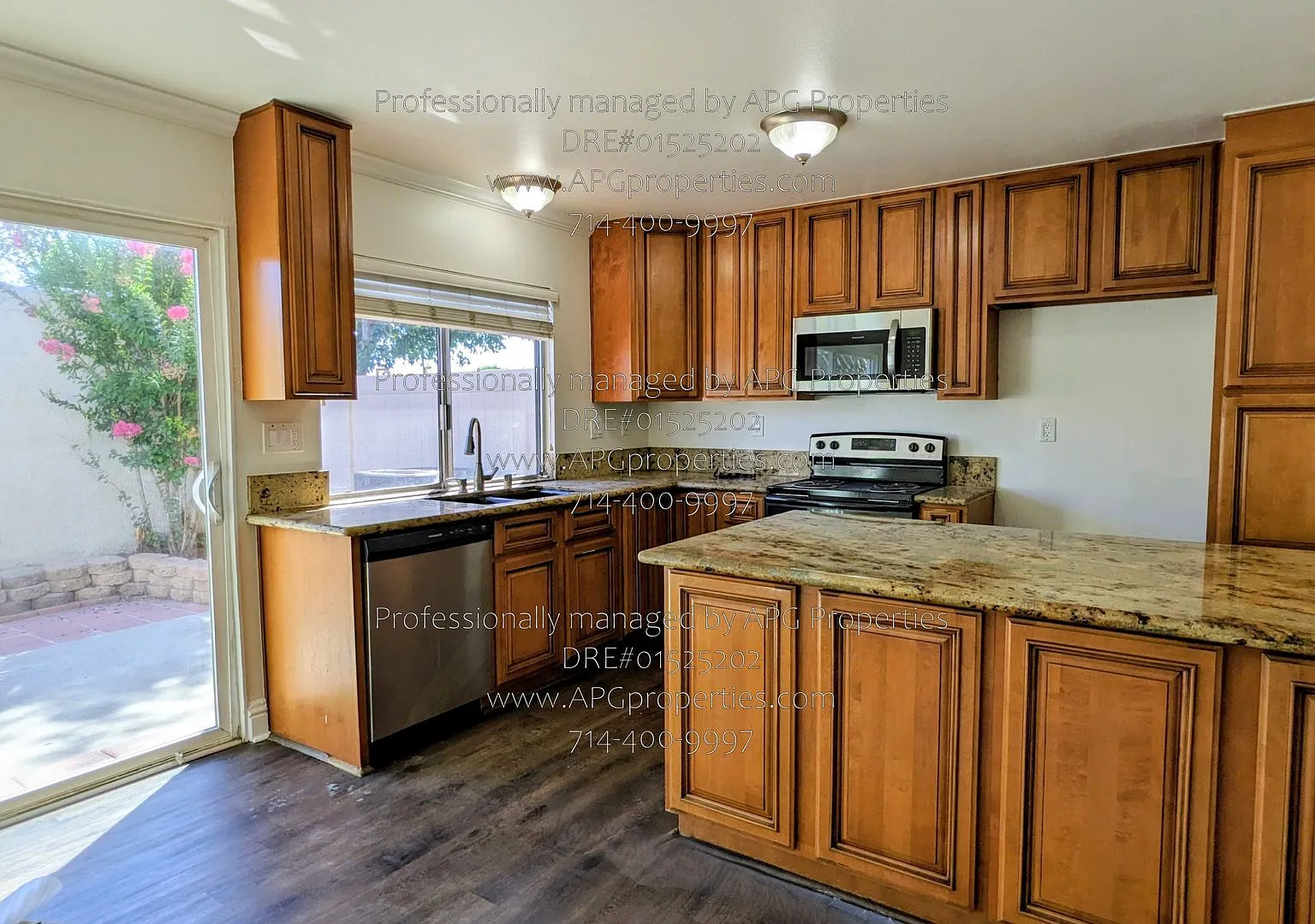 Newly updated 3 bedroom / 2.5 bathroom townhouse with 2 car garage in Buena Park — Photo 3