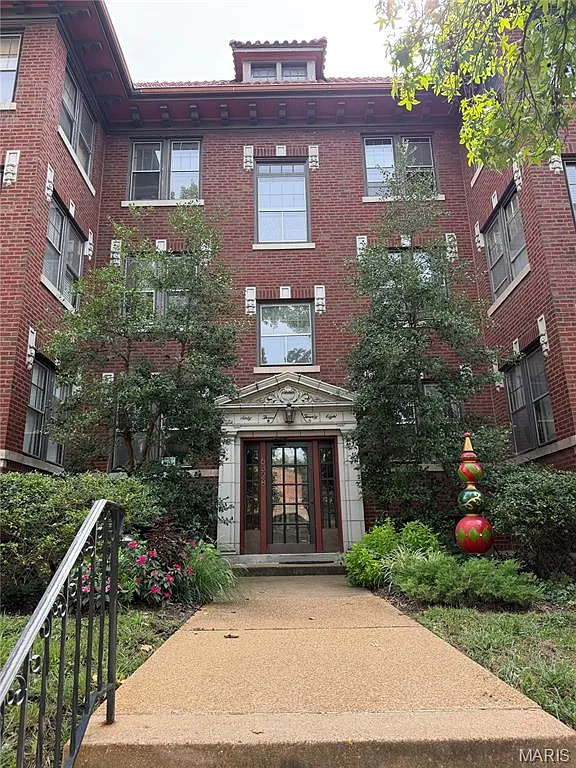 3 bed, 1.0 bath, 1437 sqft, $2,350 — Photo 1