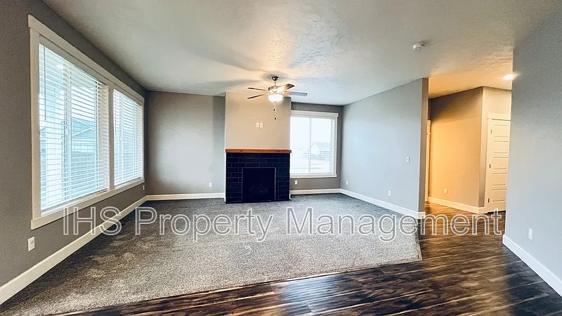 4 bed, 2.5 bath, 2100 sqft, $2,695 — Photo 4