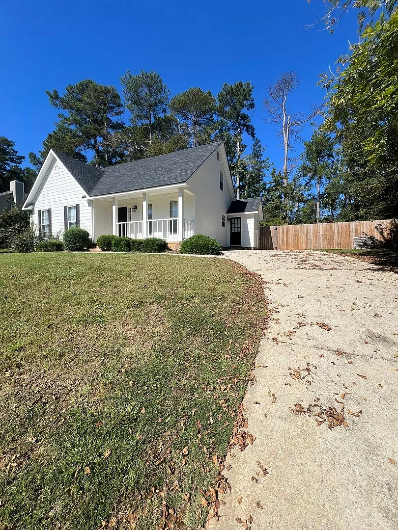 Charming 3 Bed/2 Bath Home in Evans — Photo 3