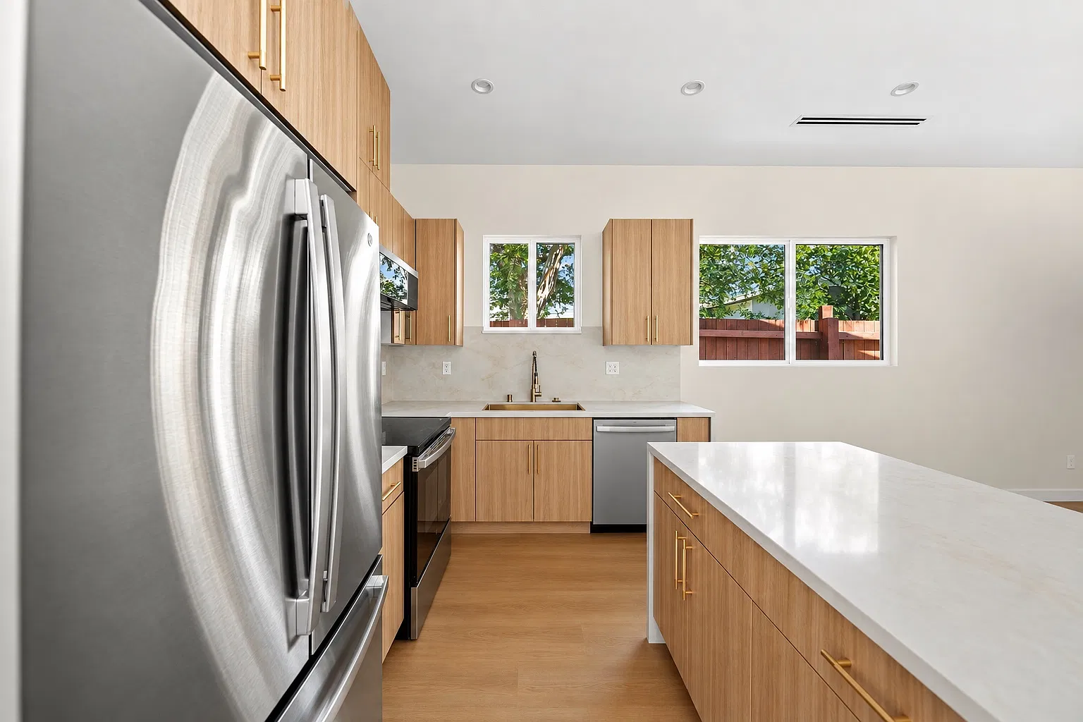 2 bed, 800 sqft, $3,400 — Photo 3