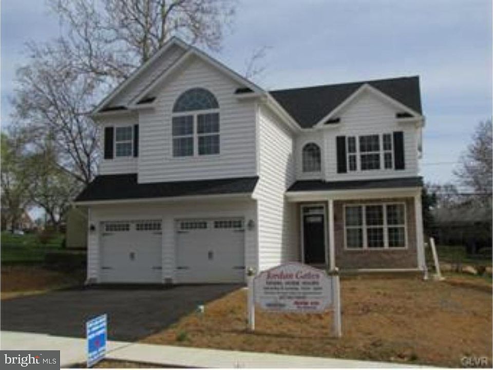 2nd image of 135 Oakwood Dr