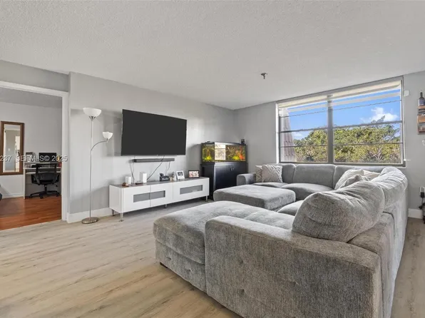 661 NE 195th St APT 408, Miami, FL 33179