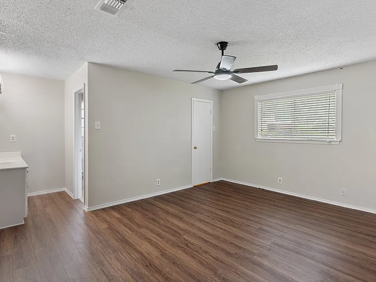 105 Wisteria Ct — Photo 12