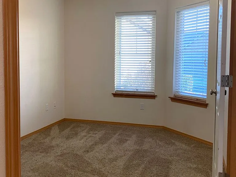 142 Berkshire Ln — Photo 12