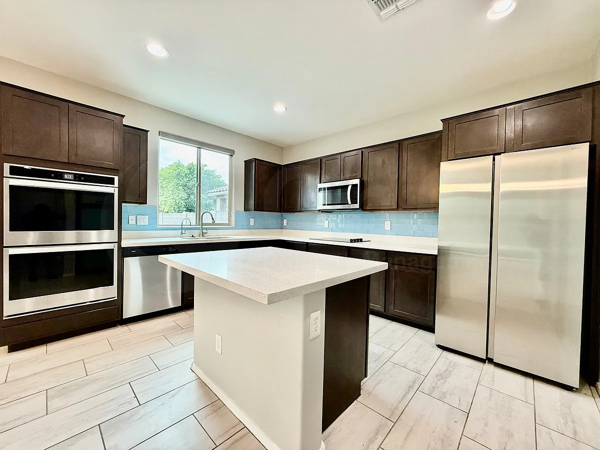 5 bed, 3.0 bath, 1986 sqft, $2,650 — Photo 3