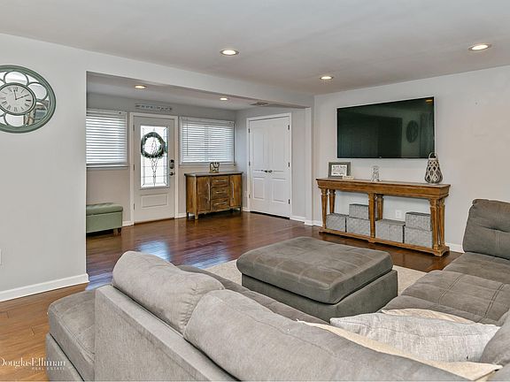 4th image of 636 W Park Ave