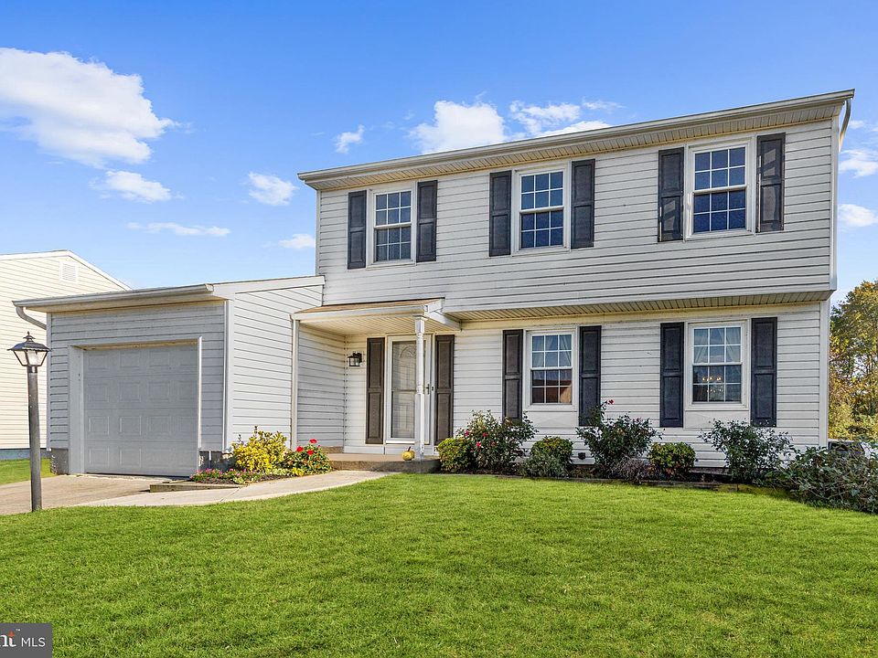 1st image of 211 Chimney Oak Dr