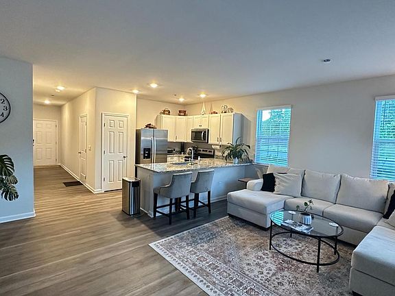 5th image of 121 Caterpillar Dr