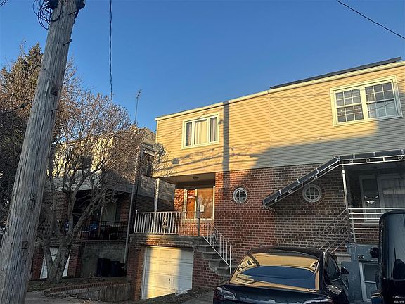 3rd image of 2572 Pearsall Ave