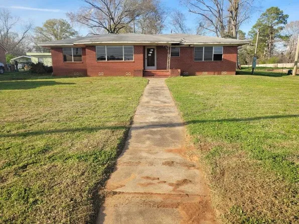 806 E 1st St, Hughes Springs, TX 75656