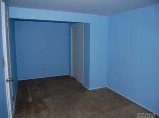 574 East Dr, Lindenhurst, NY 11757