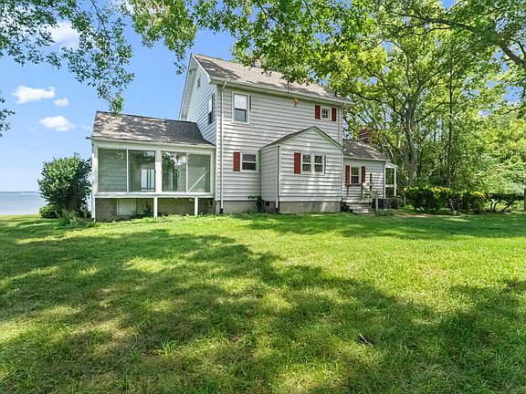 3rd image of 1126 Cloverdale Rd