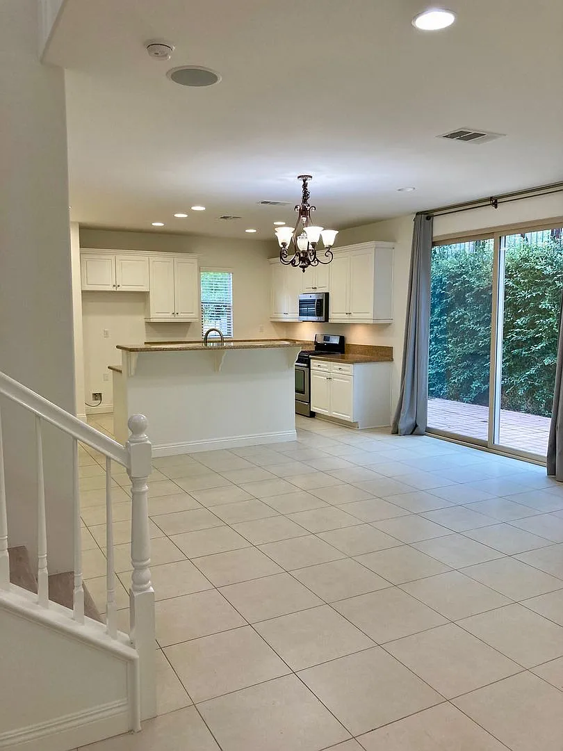 4 Bedroom Meticulously Kept Keepsake Rental — Photo 2