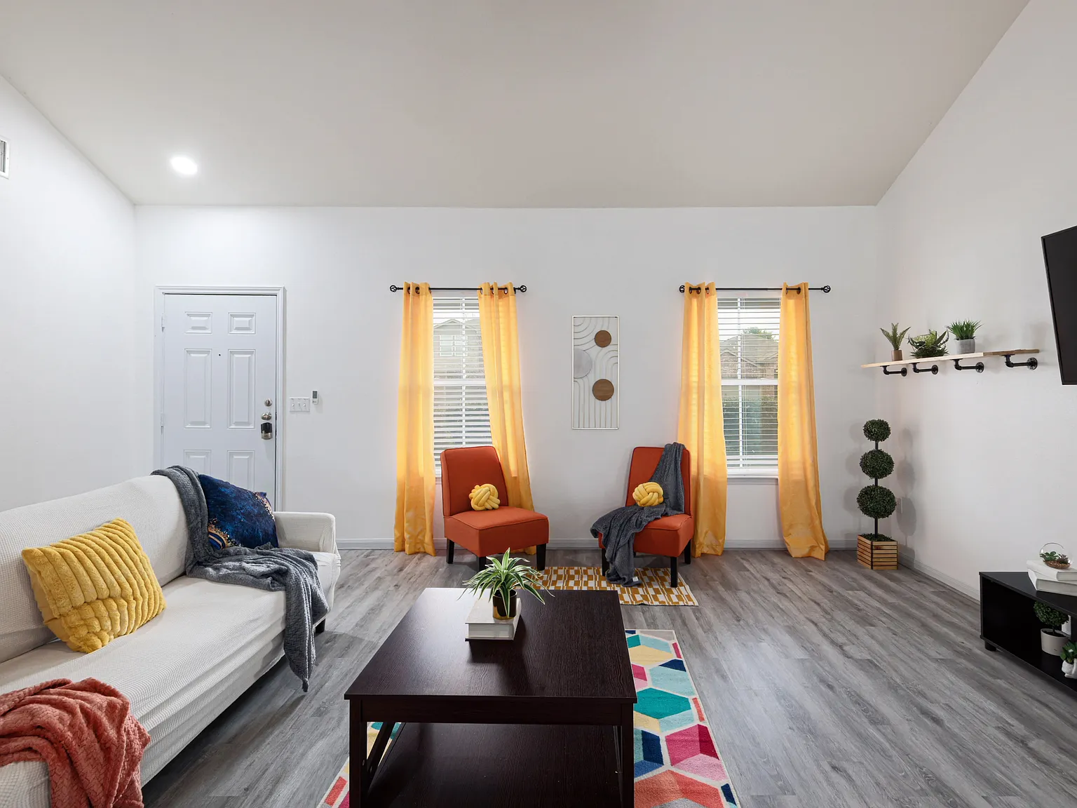 4 bed, 2.5 bath, 2096 sqft, $6,100 — Photo 1