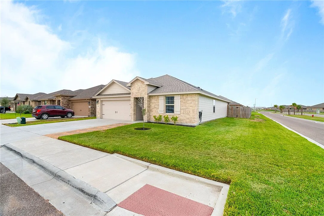 4 bed, 2.0 bath, 1761 sqft, $2,400 — Photo 3
