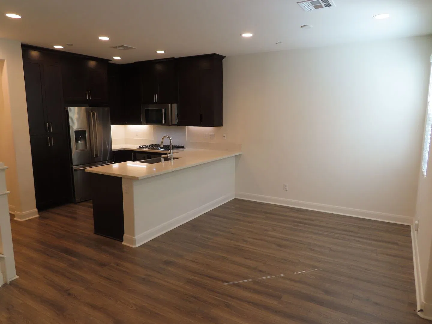 Immaculate Three bedroom Townhome in Gated Community — Photo 3