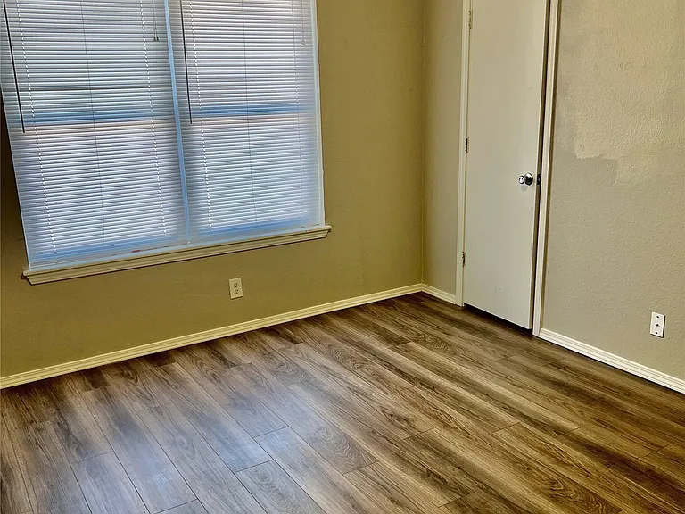414 E Waco Pl — Photo 17